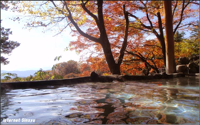 蓼科高原温泉「小斉の湯」露天風呂と紅葉