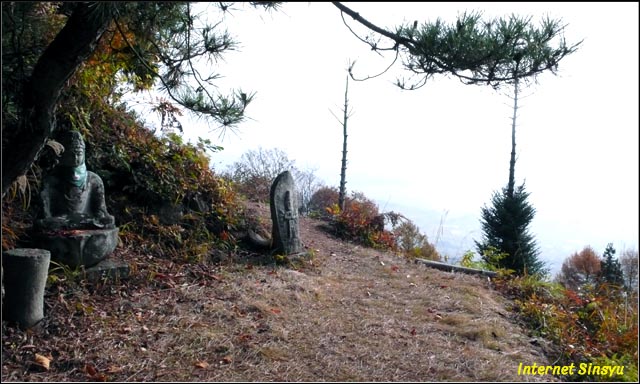 飯田市後方の虚空蔵山山頂付近　風越山登山道の経由地